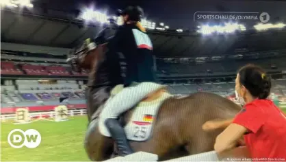  ??  ?? Momento en el que Kim Raisner golpea al caballo "Saint Boy", en Tokio