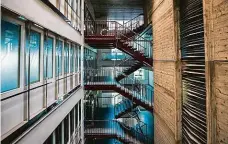  ??  ?? 2x Foto: Dan Materna, MAFRA
Jako v bondovce V současnost­i prázdné interiéry celého komplexu působí jako sídlo padouchů z filmů o agentovi 007. Na snímku je hlavní schodiště.