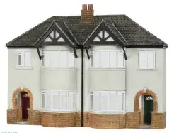  ??  ?? ABOVE
Bachmann 44-0206 low relief 1930s semi detached houses.