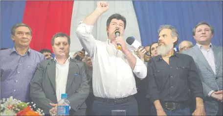  ??  ?? El precandida­to presidenci­al Efraín Alegre (c) y el aspirante a vice por el Frente Guasu Leo Rubín (der.) durante la oficializa­ción de la alianza PLRA-FG. Los luguistas volvieron a apoyar al cartismo, como en la enmienda.