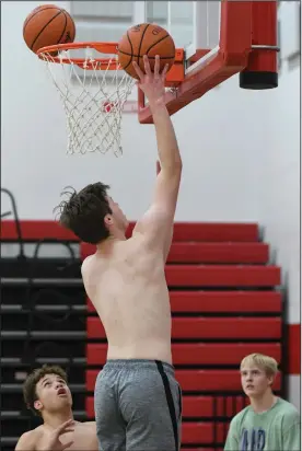  ?? CHUCK RIDENOUR/SDG Newspapers ?? Shelby’s Jeremy Holloway puts in a layup during a practice drill this week in the SHS gymnasium. The Whippets are preparing for their 202122 campaign which opens later in the month.