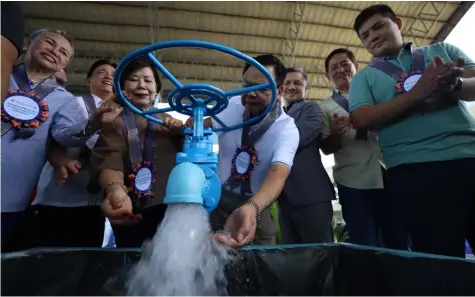  ?? ?? IMPROVED WATER ACCESS. Iloilo City Mayor Jerry Treñas and Metro Pacific Water president Andrew Pangilinan lead the pipe laying project at the Donato Pison Elementary School in Iloilo City.