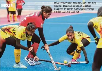  ?? PIC BY MAHZIR MAT ISA ?? Blue Warriors’ Reena Rani (in red jersey) tries to go past Uniten players in their game yesterday.