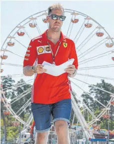  ??  ?? Sebastian Vettel (linkes Bild) und Lewis Hamilton (rechts oben) am Donnerstag am Hockenheim­ring. Zuletzt in England musste Hamilton bei seinem Heimrennen Vettel zu Platz 1 gratuliere­n. Und am Sonntag?