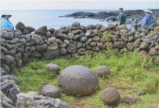  ??  ?? 復活島的「世界肚臍」，傳說具有不可思議的力­量。