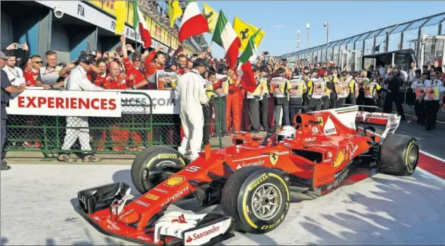  ??  ?? DE VUELTA AL TRIUNFO. Sebastian Vettel llevó a Ferrari a la victoria en la carrera inicial de la temporada en Australia, y de paso, rompió la racha de Mercedes.