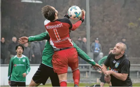  ?? Foto: Oliver Reiser ?? Torhüter Alexander Bernhardt und Routinier Gheorghe Gosa (rechts) waren die Garanten für den so wichtigen 2:1-Sieg des SV Cosmos Aystetten im Kellerduel­l gegen den TuS Geretsried.