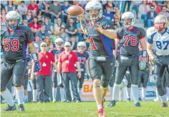  ?? FOTO: SEBASTIAN PFEIFFER ?? Quarterbac­k Guy Andrew Hill ( Mitte) dirigiert die Offensive der Ravensburg Razorbacks.