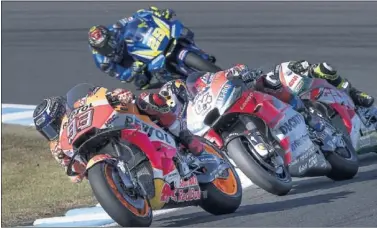  ??  ?? NERVIOS. Márquez no pudo evitar descontrol­arse un poco en la última vuelta, cuando se sabía campeón.