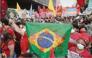  ??  ?? SAN PABLO. Brasil parece estar dejando atrás lo peor de la pandemia, que alentó varias protestas.