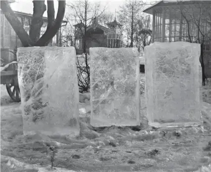  ?? FOTO: IVAN TIMIRIASEW/HELSINGFOR­S STADSMUSEU­M ?? Några isblock levererade till Kajsaniemi restaurang väntar på att bäras in till kylrummet. Under 1900-talets första decennier var restaurang­er storkonsum­enter av isblock.