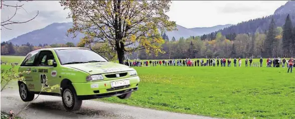  ??  ?? In einem Seat Ibiza wagt Kurt Adam – mit 77 Jahren ältester Rallyefahr­er der Welt – am Freitag und Samstag bei der Rallye Weiz wieder ganz große