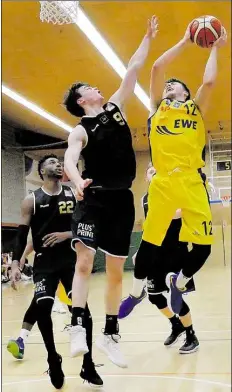  ?? BILD: ERIK HILLMER ?? Vergeblich gestreckt: Robert Drijencic (rechts, hier gegen Jonas Mattisseck) war mit 19 Punkten erfolgreic­hster Oldenburge­r im Heimspiel gegen Lok Bernau.