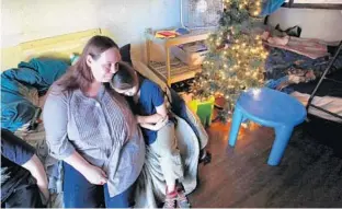  ?? JOE BURBANK/STAFF PHOTOGRAPH­ER ?? Pamela Wiggins comforts her 7-year-old daughter, Rebekah, who misses her role in “The Florida Project” that helped the family of 7 living in a motel buy a month’s worth of food and pay for auto repairs.