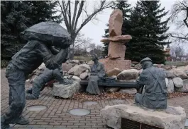  ?? DAVE JOHNSON TORSTAR FILE ?? A ceremony officially conferring a heritage designatio­n on the Canal Memorial Monument takes place Saturday.