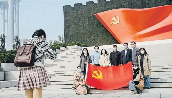  ?? WU HAO / EFE ?? Uns visitants es fotografie­n davant del Museu del Partit Comunista de la Xina ahir