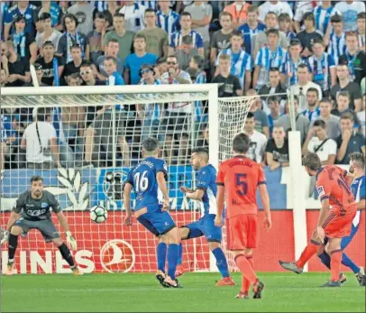  ??  ?? EL 2-0. Fantástica anticipaci­ón y gestión del espacio de Oyarzabal para cruzar ante Pacheco.