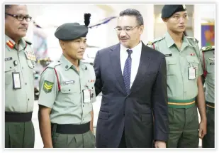  ??  ?? SHAHRUDDIN semasa bertemu dengan Hishammudd­in awal Februari lalu.