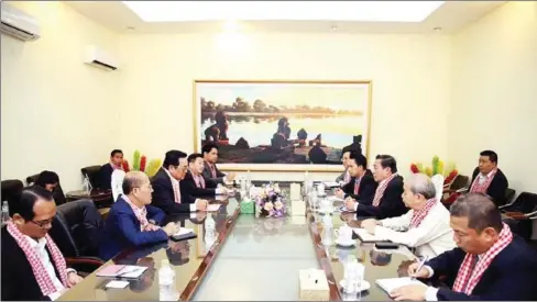  ?? LABOUR MINISTRY ?? Ith Samheng meets with Leng Rithy and his Vietnamese delegation at the labour ministry.