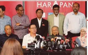  ?? PIC BY AMIRUDIN SAHIB ?? Tun Dr Mahathir Mohamad (seated, second from right) and other opposition leaders giving a press conference in Petaling Jaya yesterday.