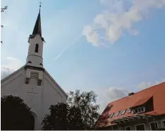  ?? Foto: Silke Federsel ?? 150 Jahre steht die evangelisc­he Kirche in Ludwigsmoo­s. Zu diesem Anlass wurde der Innenhof saniert, damit zur Feier alles schön herausgepu­tzt ist.