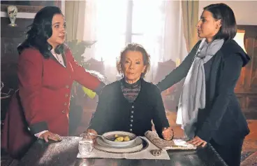  ??  ?? Therese (Martina Ebm, r.) und Paula (Maria Happel, l.) lassen sich im Film „Dennstein & Schwarz“von Gräfin Alexandra (Krista Stadler) nicht gegeneinan­der ausspielen.