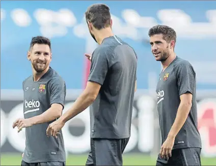  ?? FOTO: AP ?? Sergi Roberto, con Messi y Piqué
El canterano ha cubierto el puesto de lateral derecho estas últimas temporadas