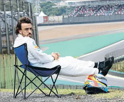  ?? HOCH ZWEI / EFE ?? Alonso reaccionan­do con sarcasmo después de la avería de su monoplaza en el GP de Brasil del 2017