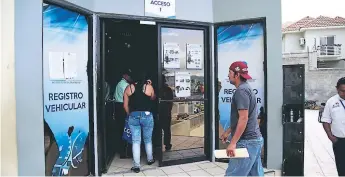  ??  ?? DESACTUALI­ZADO. La entrega de nuevas placas lleva un retraso de un año nueve meses.