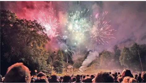  ?? RP-FOTO: MARKUS VAN OFFERN ?? Das Höhenfeuer­werk markierte wie in jedem Jahr den Höhepunkt des Lichterfes­ts.