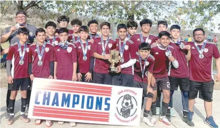  ?? ?? Los Dragon FC de Eagle Pass con su copa y medallas de campeones de la categoría juvenil U15.