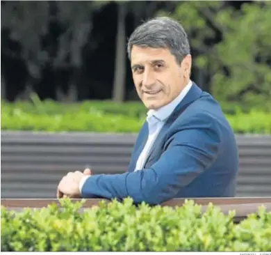  ?? ANTONIO L. JUÁREZ ?? El nuevo delegado del Gobierno en Andalucía, Pedro Fernández, en el parque García Lorca de Granada.