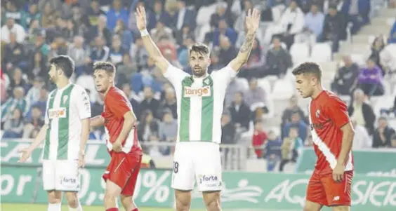  ?? A.J. GONZÁLEZ ?? Josema levanta los brazos en su último partido con el Córdoba, el 20 de abril del 2018 ante el Sevilla Atlético.