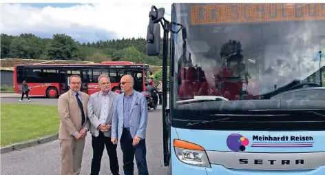  ?? FOTO: STEFAN GILSBACH (ARCHIV) ?? Harro Meinhardt, Johannes Mans und Axel Blankennag­el bei der Vorstellun­g der neuen Schulbusse im Jahr 2019.