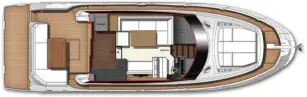  ??  ?? On constate ici le nouvel aménagemen­t du cockpit, qui se contente désormais d’un unique accès à la plate-forme de bain. Les designers ont soigné l’ergonomie du tableau de bord qui est pourvu de deux écrans traceurs afin de faciliter la lecture des infos de navigation.