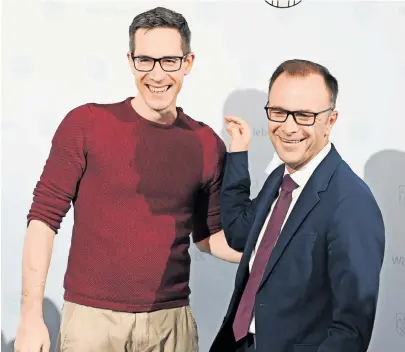  ?? [APA/Gindl] ?? Der neue Bürgermeis­ter in Salzburg, Bernhard Auinger (SPÖ), mit KPÖ-Frontmann Kay-Michael Dankl.
