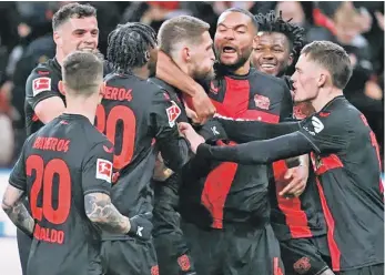  ?? ?? Jugadores de Leverkusen celebran luego del triunfo ante el onceno Maguncia.