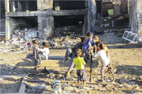  ?? BILD: SN/TRÖ ?? Spielen inmitten der humanitäre­n Katastroph­e: Für Roma-Kinder in Osteuropa ist das Alltag.