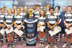  ??  ?? Teacher Darren Reeves, right, with pupils from Towers School in Ashford and the William Webb Ellis Trophy