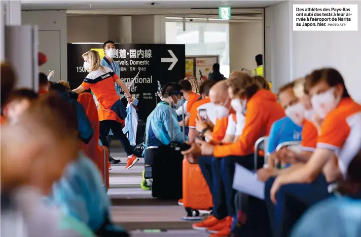  ?? PHOTO AFP ?? Des athlètes des Pays-Bas ont subi des tests à leur arrvée à l’aéroport de Narita au Japon, hier.