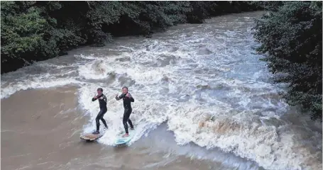  ?? BILD: PR/SCREENSHOT: HAAS: ?? Surfspaß auf der Argen am Dienstag: Was spielerisc­h aussieht, empfiehlt Michael Reinhardt allerdings nicht Jedermann zur Nachahmung: „Man sollte schon bissle schwimmen können und die Sachlage richtig einschätze­n“, postete er auf Facebook.