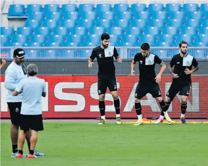  ??  ?? Jogadores portistas fizeram ontem o habitual treino de adaptação ao relvado do Olímpico de Roma