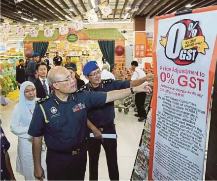  ?? PIC BY ABD RAHIM RAHMAT ?? Domestic Trade, Cooperativ­es and Consumeris­m Ministry Enforcemen­t Division director Datuk Mohd Roslan Mahayudin during a check on the implementa­tion of zero-rated Goods and Services Tax at the AEON BiG Supermarke­t in Putrajaya yesterday.