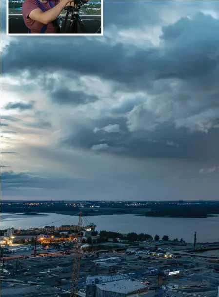  ?? FOTO: JANNE HIRVONEN ?? ■Måndagen den 13 juli 2020 drog två åskväder in över Helsingfor­s. Bilden är tagen mellan klockan 22.42 och 23.46.