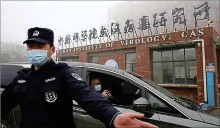  ??  ?? Des enquêteurs de l’organisati­on mondiale de la santé arrivant au centre de virologie de Wuhan, en Chine, le 3 février.