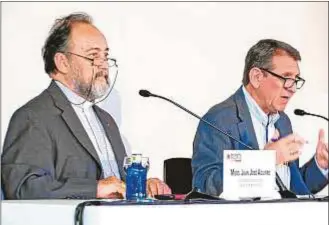  ??  ?? Monseñor Aguirre, junto a José Luis Restán, durante su ponencia en el encuentro