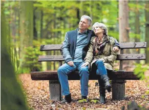  ?? FOTO: DJD/FRIEDWALD ?? Ein Besuch im Wald oder am Baumgrab hilft dabei, die Trauer über den Verlust eines Verstorben­en zu verarbeite­n.