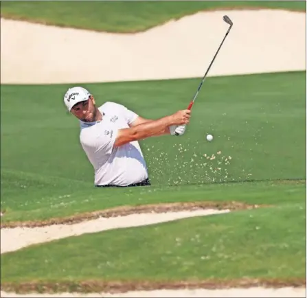  ??  ?? Jon Rahm practicó ayer el juego corto y el putt en el campo de Augusta que desde hoy acoge el Masters.