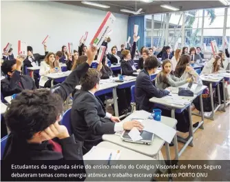  ??  ?? Estudantes da segunda série do ensino médio do Colégio Visconde de Porto Seguro debateram temas como energia atômica e trabalho escravo no evento PORTO ONU