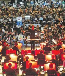  ?? TIMES COLONIST ?? Victoria Symphony music director Tania Miller conducts the first Rink Cycle in 2007.